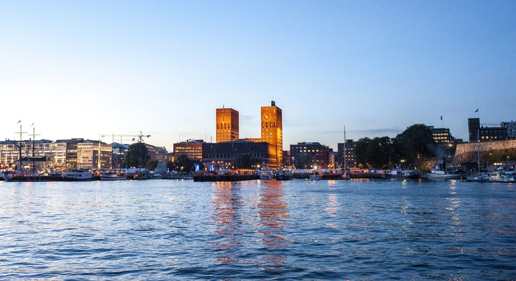 Rådhuset og sentrum sett fra Oslofjorden